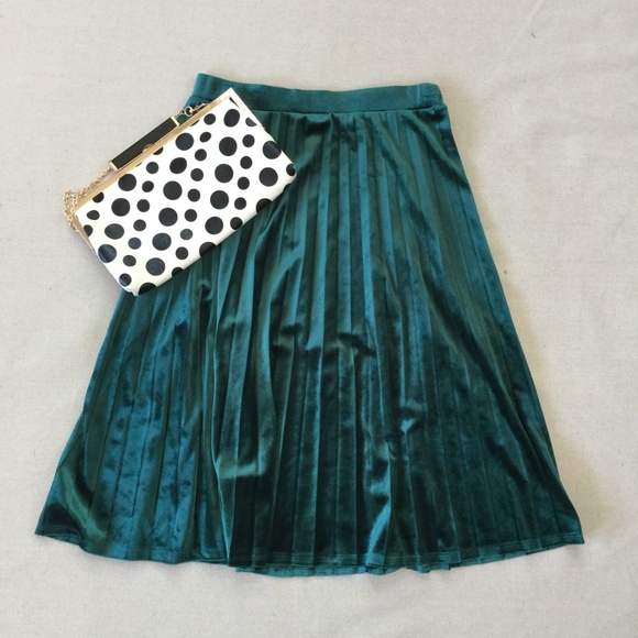 Dresses & Skirts - Emerald green pleated velvet skirt